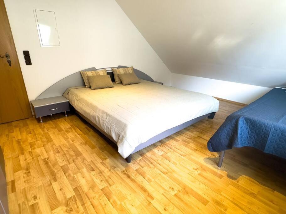 Bovenappartement In Met Balkon En Uitzicht Over Het Bos Apartment